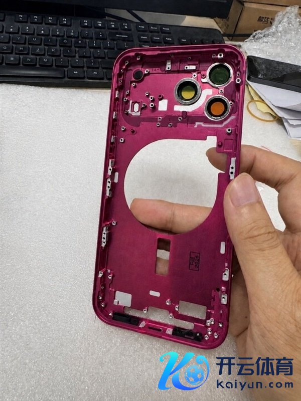 苹果iPhone 18 Pro Max机身亮相:实锤浅蓝、深红新配色